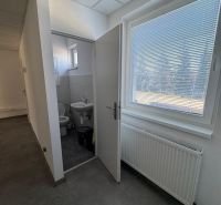 Prenájom obchod/kancelária NP nová kompletná rekonštrukcia, centrum PB - Interiér obchodných priestorov s toaletou a oknom s výhľadom.