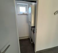 Prenájom obchod/kancelária NP nová kompletná rekonštrukcia, centrum PB - Interiér obchodných priestorov s moderným kotlom a malým oknom v stene.