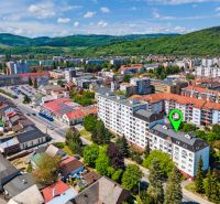 Charizmatický 2-izbový byt na bývanie alebo prenájom | Mudroňova ulica - Letecký pohľad na Púchov a Mudroňovu ulicu ukazuje obytné budovy a zeleň.