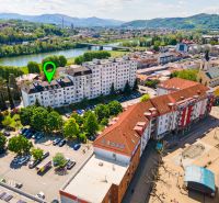 Charizmatický 2-izbový byt na bývanie alebo prenájom | Mudroňova ulica - Letecká snímka Mudroňovej ulice v Púchove s okolím a architektúrou.