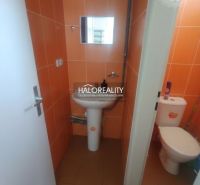 Prenájom, obchodný priestor Žiar nad Hronom - EXKLUZ... - Oranžovo obložené toalety s umývadlom, zrkadlom a WC v obchodných priestoroch.