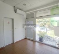 Prenájom, obchodný priestor Žiar nad Hronom - EXKLUZ... - Obchodné priestory s dlažbou, klimatizáciou a modernými presklenými dverami.