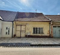 BÝVAJ, PODNIKAJ, INVESTUJ v historickom centre, Pekárska ul., Trnava - Rodinný dom na Pekárskej ulici v Trnave s tradičnou fasádou a staršou strechou.