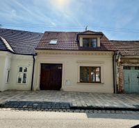 BÝVAJ, PODNIKAJ, INVESTUJ v historickom centre, Pekárska ul., Trnava - Rodinný dom na Pekárskej ulici v Trnave s tehlovým obkladom a dvorom.