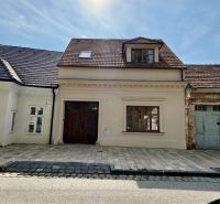 BÝVAJ, PODNIKAJ, INVESTUJ v historickom centre, Pekárska ul., Trnava - Rodinný dom na Pekárskej ulici v Trnave s klasickou fasádou a šikmou strechou.