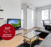 Pekný 2i byt, KLÍMA, LODŽIA, GARÁŽ, Ružinov, Kaštieľska - Obývacia izba 2-izbového bytu s pohovkou, televízorom a stolíkom, podlaha s dreveným dekorom.