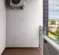 Pekný 2i byt, KLÍMA, LODŽIA, GARÁŽ, Ružinov, Kaštieľska - Balkón s výhľadom v Bratislave na Kaštieľskej ulici pri 2-izbovom byte.