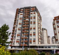 Pekný 2i byt, KLÍMA, LODŽIA, GARÁŽ, Ružinov, Kaštieľska - Výškový bytový dom na Kaštieľskej ulici v Bratislave - Ružinove obklopený zeleňou.