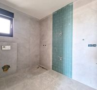 CHORVÁTSKO - Apartmány 60 m od mora - PRIVLAKA - Kúpeľňa v 3-izbovom byte so sivými obkladmi a modrou mozaikou na stene.