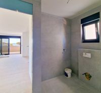CHORVÁTSKO - Apartmány 60 m od mora - PRIVLAKA - Kúpeľňa s modernými obkladmi v 3-izbovom byte, výhľad na terasu.