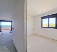 CHORVÁTSKO - Apartmány 60 m od mora - PRIVLAKA - Čiastočne dokončený interiér 3-izbového bytu s výhľadom na more, podlaha s dreveným dekorom.