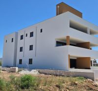 CHORVÁTSKO - Apartmány 60 m od mora - PRIVLAKA - Biely bytový dom s balkónmi v Privlake oproti modrej oblohe, 3-izbový byt.