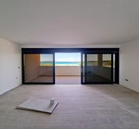 CHORVÁTSKO - Apartmány 60 m od mora - PRIVLAKA - Obývacia izba trojizbového bytu s presklenou stenou a podlahou s dreveným dekorom.
