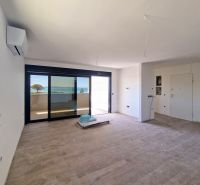 CHORVÁTSKO - Apartmány 60 m od mora - PRIVLAKA - Priestranný obývací priestor s podlahou s dreveným dekorom v 3-izbovom byte.