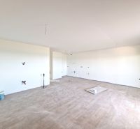 CHORVÁTSKO - Apartmány 60 m od mora - PRIVLAKA - Priestranná miestnosť 3-izbového bytu s podlahou s dreveným dekorom a veľkým oknom.