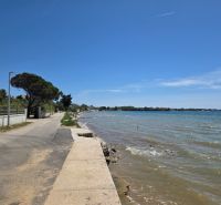 CHORVÁTSKO - Apartmány 60 m od mora - PRIVLAKA - Pobrežná cesta v Privlake vedie popri mori za slnečného počasia.