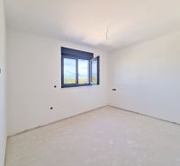 CHORVÁTSKO - Apartmány 60 m od mora - PRIVLAKA - Prázdna izba s otvoreným oknom v 3-izbovom byte.