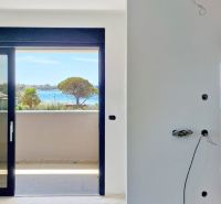 CHORVÁTSKO - Apartmány 60 m od mora - PRIVLAKA - Výhľad z 3-izbového bytu na more so stromami a domami v Privlake.