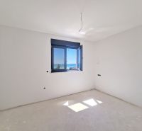 CHORVÁTSKO - Apartmány 60 m od mora - PRIVLAKA - Prázdna izba bez zariadenia s oknom a výhľadom na more v 3-izbovom byte.