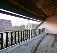 Útulný rodinný dom v príjemnej lokalite - Balkón rodinného domu v Trenčianskych Tepliciach s výhľadom na strechy a prírodu.
