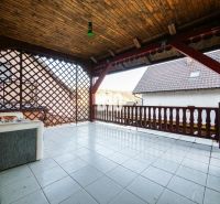 Útulný rodinný dom v príjemnej lokalite - Terasa v rodinnom dome s dreveným stropom a výhľadom v Trenčianskych Tepliciach.