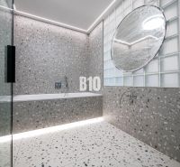 Inteligentný 4-izbový byt s garážou, dvoma balkónmi a technológiami be - Kúpeľňa so sprchovým kútom a terazzo obkladom v 4-izbovom byte.
