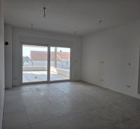 CHORVÁTSKO - Apartmány 140 m od pláže (3i) - VODICE - Prázdna miestnosť v 3-izbovom byte s veľkým oknom a dlažbou.
