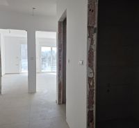CHORVÁTSKO - Apartmány 140 m od pláže (3i) - VODICE - Interiér 3-izbového bytu s bielymi stenami a balkónovými dverami a svetlou podlahou.