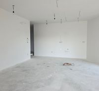 CHORVÁTSKO - Apartmány 140 m od pláže (3i) - VODICE - Priestranná miestnosť v 3-izbovom byte s neutrálnymi stenami a prípravou na inštalácie.