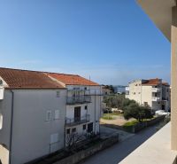 CHORVÁTSKO - Apartmány 140 m od pláže (3i) - VODICE - Výhľad z 3-izbového bytu na budovy a more v meste Vodice.