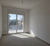 CHORVÁTSKO - Apartmány 140 m od pláže (3i) - VODICE - Izba v 3-izbovom byte s veľkými oknami a dlažbou na podlahe.
