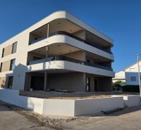 CHORVÁTSKO - Apartmány 140 m od pláže (3i) - VODICE - Bytový dom v Vodiciach s 3-izbovým bytom a presklenými balkónmi.