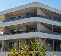 CHORVÁTSKO - Apartmány 140 m od pláže (3i) - VODICE - Moderná budova v meste Vodice s možnosťou 3-izbového bytu, obklopená zeleňou.