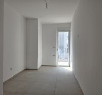 CHORVÁTSKO - Apartmány 140 m od pláže (3i) - VODICE - Prázdna miestnosť v 3-izbovom byte s kachľovou podlahou a francúzskym oknom.