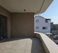 CHORVÁTSKO - Apartmány 140 m od pláže (3i) - VODICE - Balkón 3-izbového bytu vo Vodiciach s výhľadom na okolie, s dreveným dekorom podlahy.