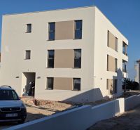 CHORVÁTSKO - Apartmány 140 m od pláže (3i) - VODICE - Exteriér 3-izbového bytu v meste Vodice s modernou architektúrou a bielou fasádou.
