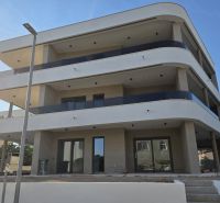 CHORVÁTSKO - Apartmány 140 m od pláže (3i) - VODICE - Bytový dom v meste Vodice ukazuje architektúru s priestrannými balkónmi.
