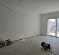 CHORVÁTSKO - Apartmány 140 m od pláže (3i) - VODICE - Svetlá miestnosť s veľkými oknami, neutrálna podlaha a stavebný materiál.