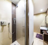 Štýlový 3-izbový byt po kompletnej rekonštrukcii – stačí sa nasťahovať - Kúpeľňa so sprchovacím kútom, svetlé obklady a umývadlo, 3-izbový byt.