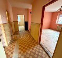 Na predaj 3 izb. rod. dom, pozemok 903m2, ROVENSKO, okr. SENICA - Svetlý interiér Rodinného domu s kachličkovou podlahou, ružovými stenami a drevenými obkladmi.