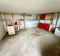 Na predaj 3 izb. rod. dom, pozemok 903m2, ROVENSKO, okr. SENICA - Pivnica rodinného domu s kotlom a starou kuchynskou linkou v Rovensku.