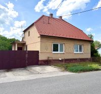 Na predaj 3 izb. rod. dom, pozemok 903m2, ROVENSKO, okr. SENICA - Rodinný dom v Rovensku so šikmou červenou strechou a železnou bránou.