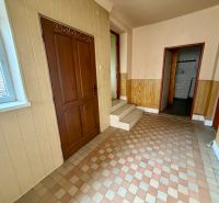 Na predaj 3 izb. rod. dom, pozemok 903m2, ROVENSKO, okr. SENICA - Interiér rodinného domu s dlažbou a nápisom na dverách.