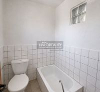 Predaj, rodinný dom Ivanka pri Nitre - Kúpeľňa v rodinnom dome s vaňou, toaletou a bielymi obkladačkami.