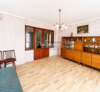 Predaj, rodinný dom Ivanka pri Nitre - Obývacia izba v rodinnom dome s retro nábytkom a podlahou s dreveným dekorom.