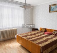 Predaj, rodinný dom Ivanka pri Nitre - Spálňa v rodinnom dome s podlahou s dreveným dekorom a radiátorom pri okne.