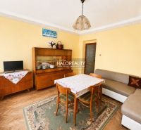 Predaj, rodinný dom Ivanka pri Nitre - Obývacia izba v rodinnom dome s koberecom a nábytkom, podlaha s dreveným dekorom.