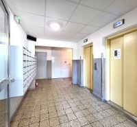 PREDAJ-svetlý 1izb byt, rekonštrukcia, samostatná kuchyňa, Ipeľská, BA - Vstupná hala s poštovými schránkami a výťahmi na Ipeľskej ulici v Podunajských Biskupiciach.