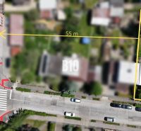 Dom STRÁNE s investičným pozemkom - Letecký pohľad na parcelu pri ceste v Martine s priľahlým chodníkom.