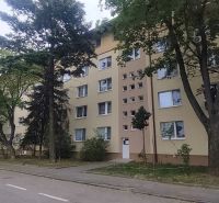 NANOVO KOMPLETNE ZREKONŠTRUOVANÝ ešte NEOBÝVANÝ 4 IZB. BYT, EXNÁROVA - Bytový dom na stromami lemovanej ulici Exnárova v Bratislave - Ružinove.